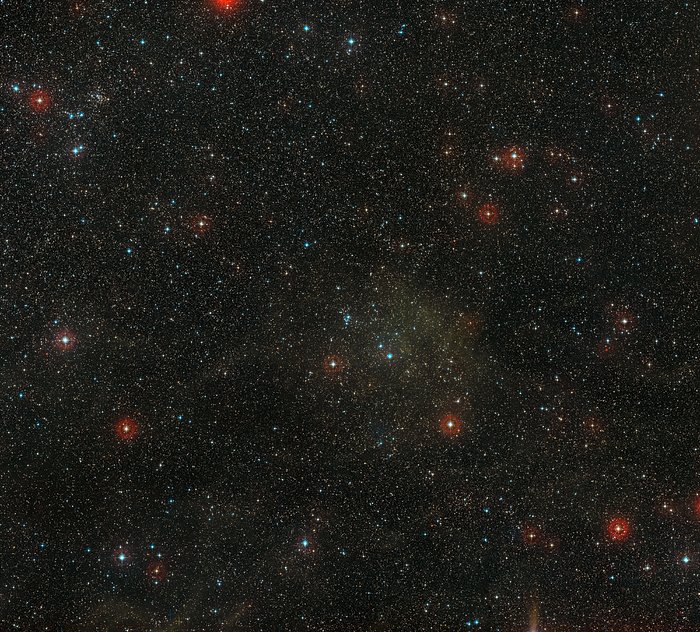 Overzichtsfoto van het hemelgebied rond de heldere sterrenhoop NGC 2367