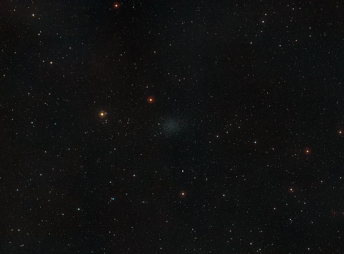 Vue étendue du ciel qui entoure la galaxie naine du Sculpteur