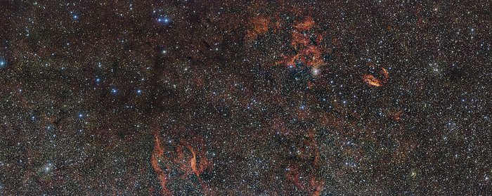 Le ciel qui entoure la région de formation d'étoiles RCW 106 (vue étendue)