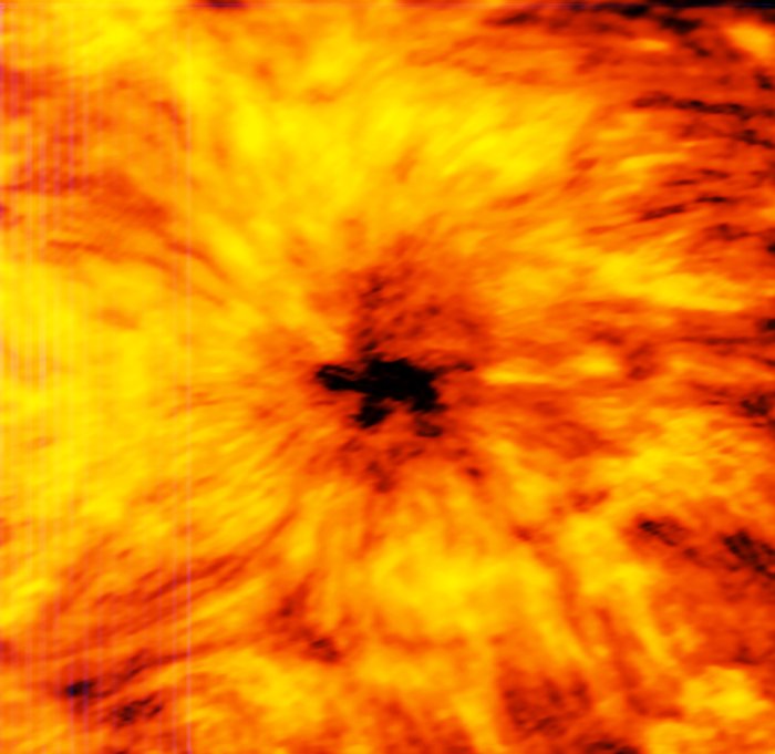 Pozorování velké sluneční skvrny pomocí ALMA (na vlnové délce 1,25 mm)