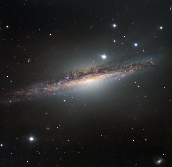 Galaksen NGC 1055 set fra kanten