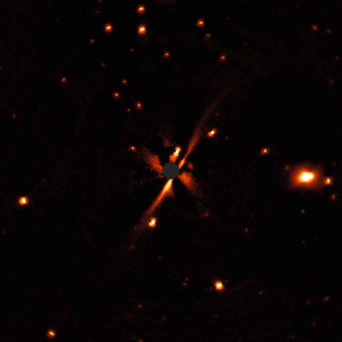 SPHERE-Bild der von der Seite gesehenen Staubscheibe des Sterns GSC 07396-00759