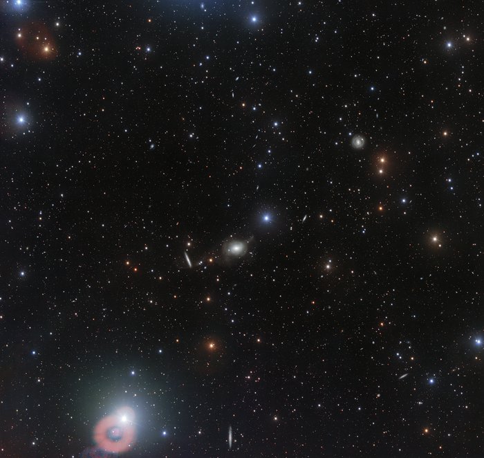 Širokoúhlý pohled na okoli galaxie NGC 5018