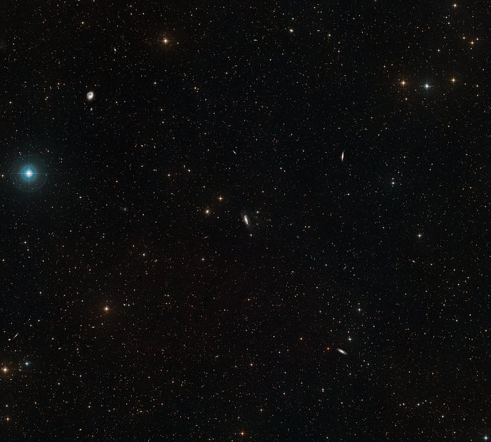 Imagen de los alrededores de la galaxia espiral NGC 3981 captada durante el sondeo Digitized Sky Survey