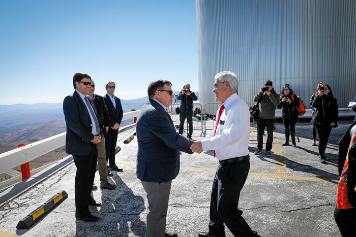 El Director General de ESO da la bienvenida al Presidente de la República de Chile