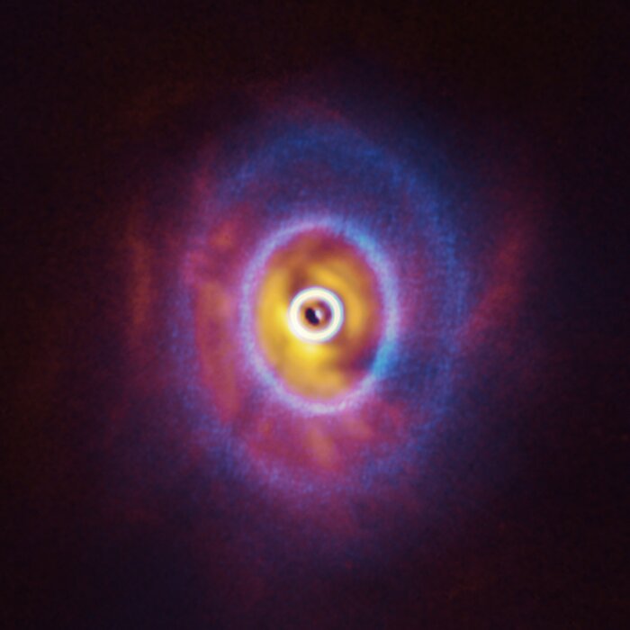 Imagens ALMA e SPHERE de GW Orionis (sobrepostas)
