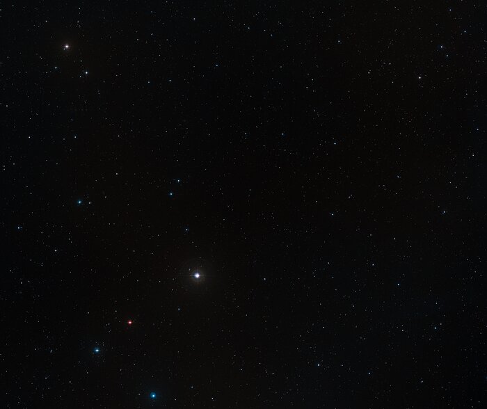 Weitwinkelaufnahme des Himmels um den Quasar P172+18