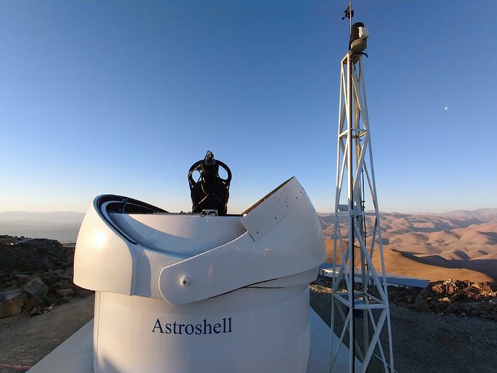 De geopende koepel van de Test-Bed Telescope 2 op La Silla