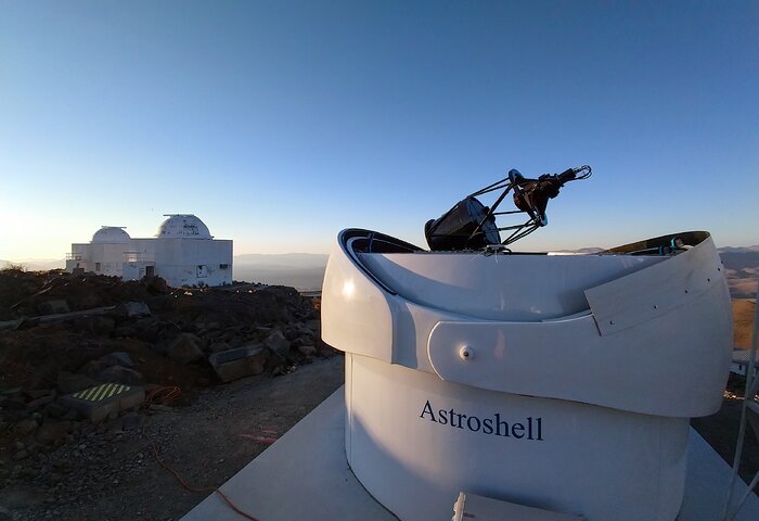 Test-Bed Telescope 2 med andra teleskop på La Sillaobservatoriet i bakgrunden