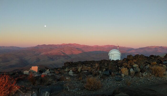 De Test-Bed Telescope 2 bij zonsondergang