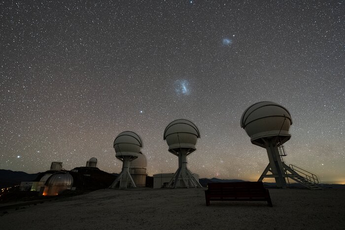 De BlackGEM-array op de ESO-sterrenwacht La Silla bij nacht