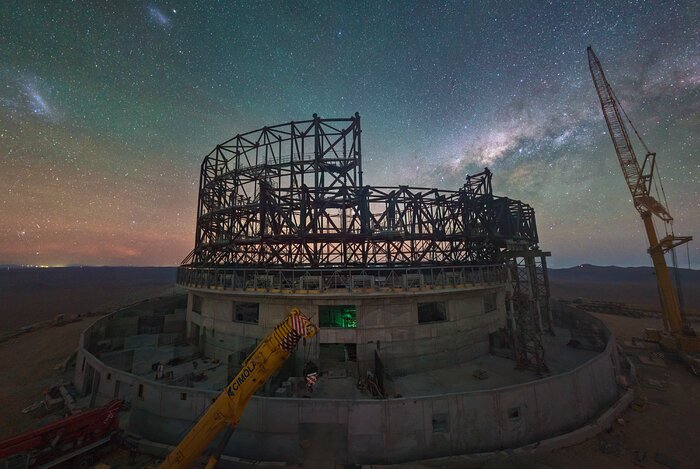 Vista nocturna del ELT en construcción, en la cima del cerro Armazones