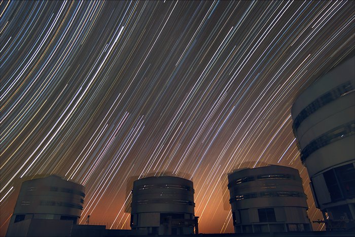 Rastreo de estrellas encima de Paranal