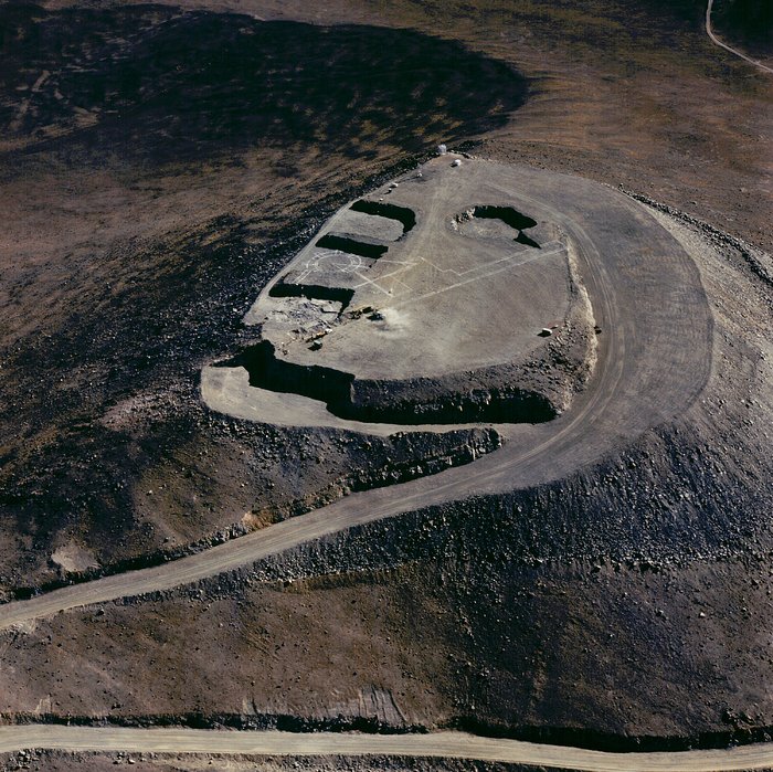 Paranal summit ready for the VLT - 1994