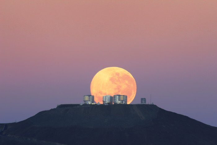 Dramatisk månenedgang bag Cerro Paranal