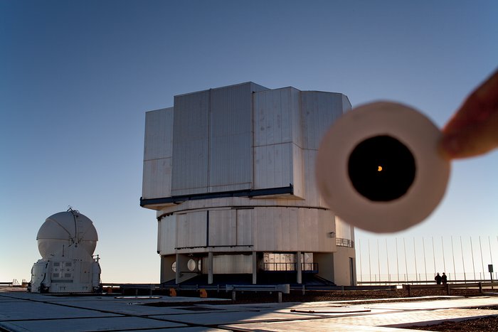 Eclipse parcial de Sol sobre el VLT