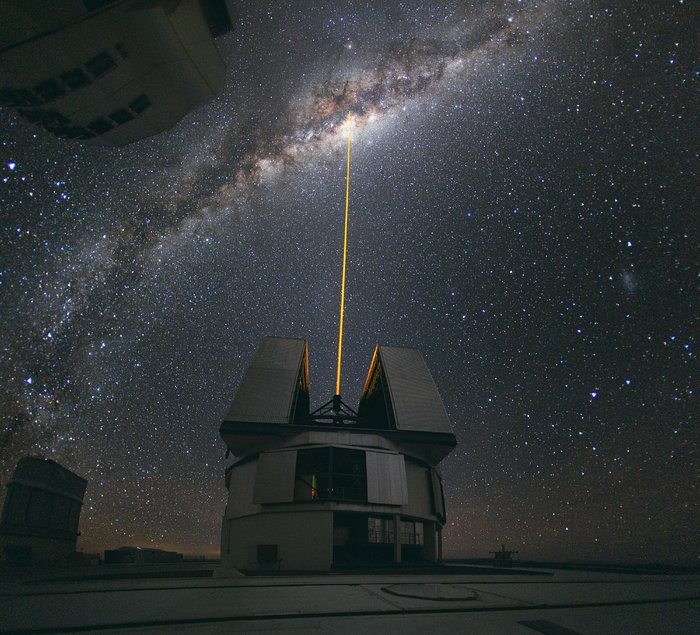 Um raio laser lançado na direção do centro da Via Láctea