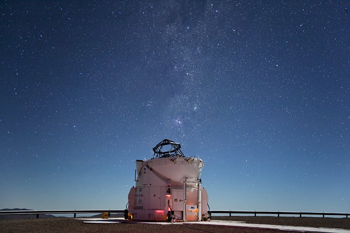 La luz de las estrellas brilla intensamente sobre Paranal