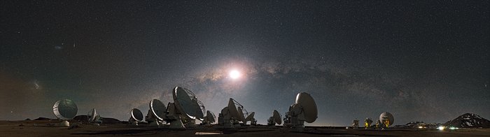 La Luna y el arco de la Vía Láctea