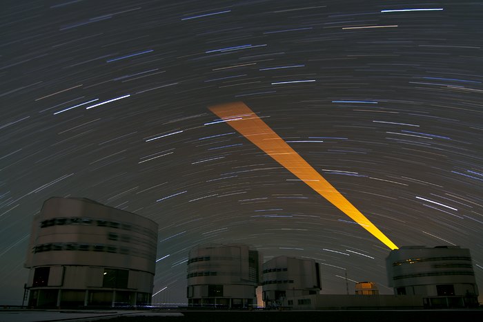 Estrela guia laser varre o céu estrelado