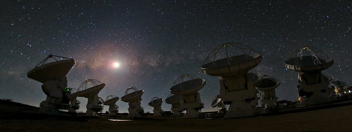 ALMA und eine sternklare Nacht— ein unvergesslicher Anblick