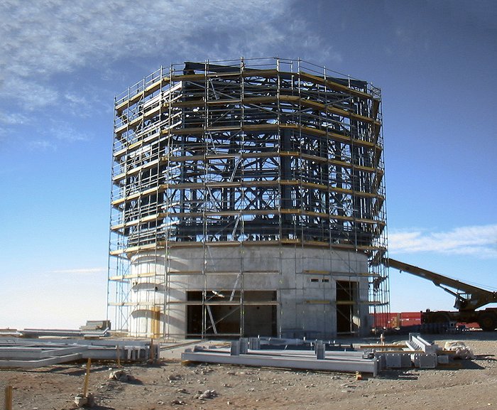 Der Bau von VISTA, dem weltweit größten Durchmusterungsteleskop (historische Aufnahme)