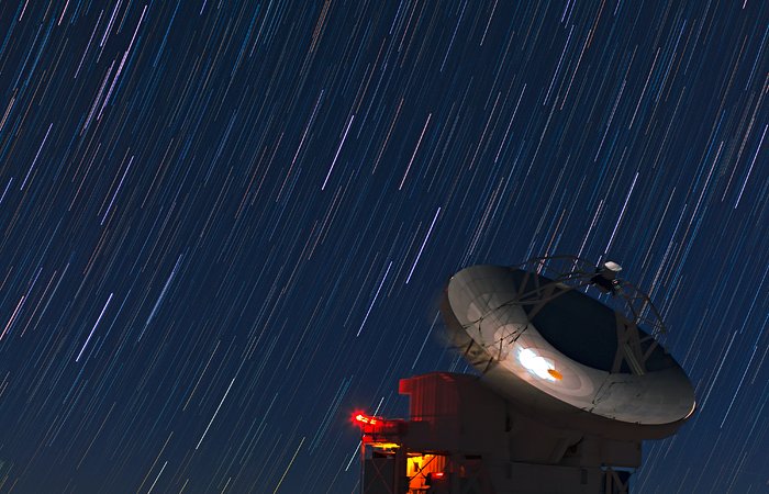 As estrelas riscam o céu por cima das nossas cabeças