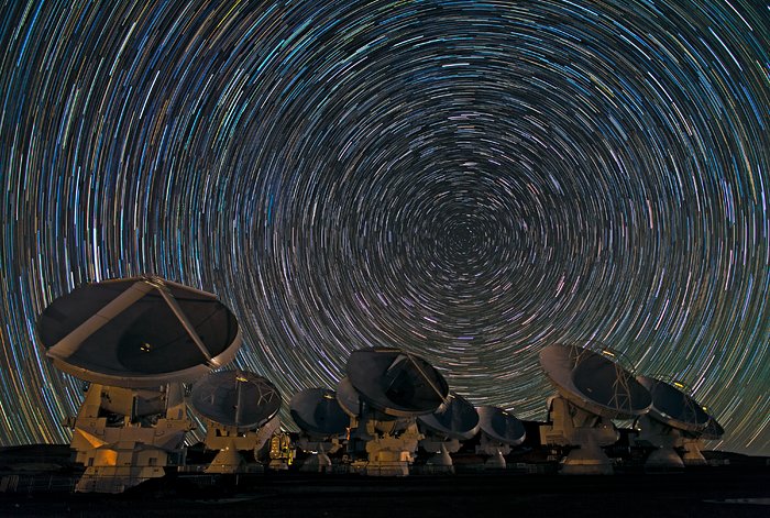 Rastos rodopiantes de estrelas austrais por cima do ALMA