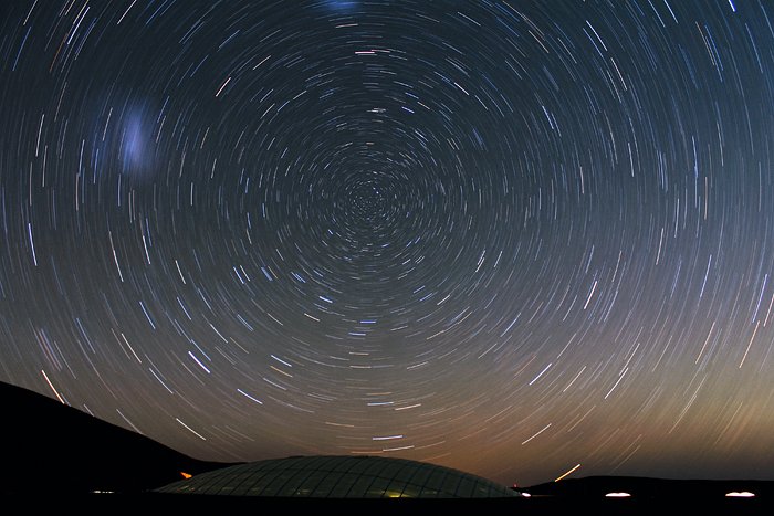 Sterren cirkelen boven de Residencia op Cerro Paranal