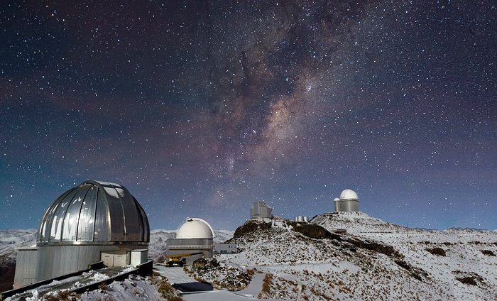 La Vía Láctea brilla sobre un nevado observatorio La Silla