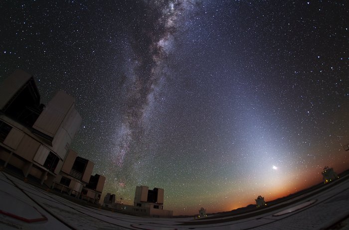 Zodiakalt ljus lyser upp över Paranal