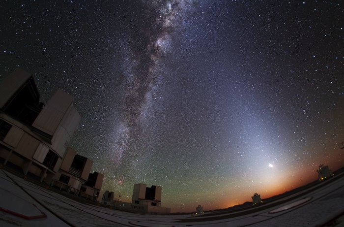 Zodiakallicht erhellt den Himmel über dem Paranal