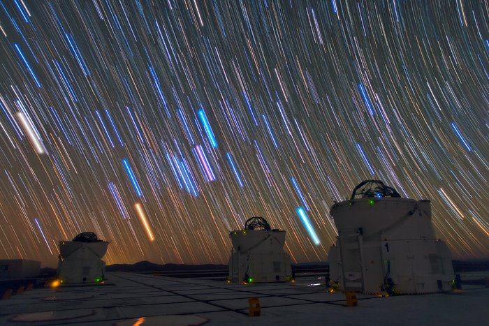 Estelas estelares sobre el VLT en Paranal