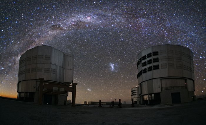 Un emú en el cielo sobre Paranal