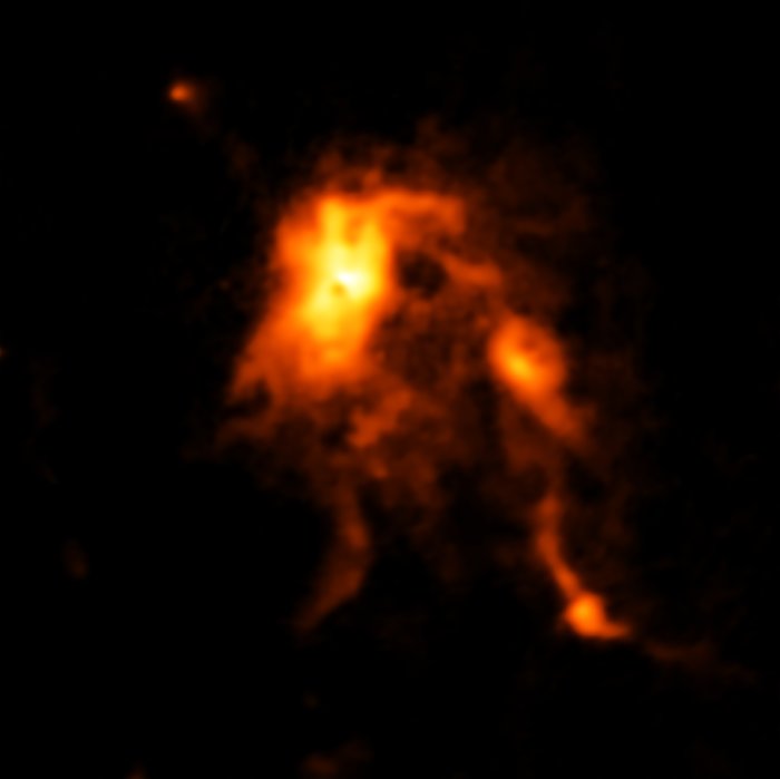 Protogwiazda płonie i kształtuje na nowo swój 