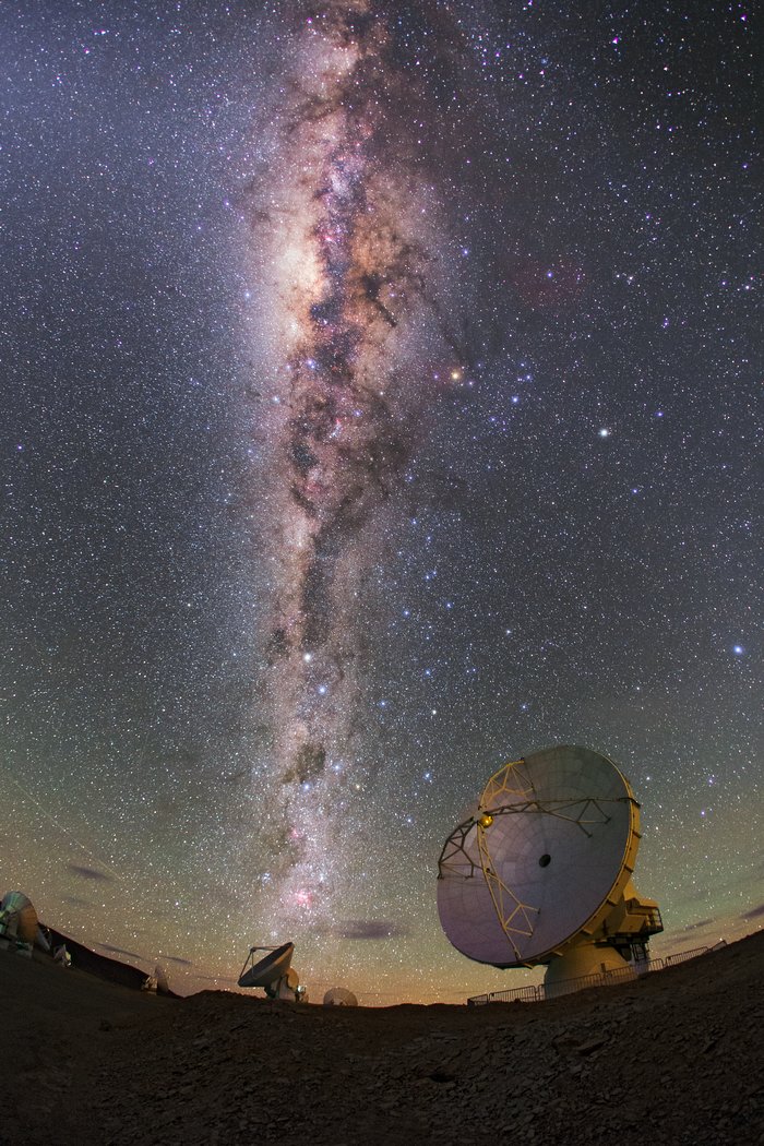 Jasný třpyt Mléčné dráhy nad teleskopem ALMA
