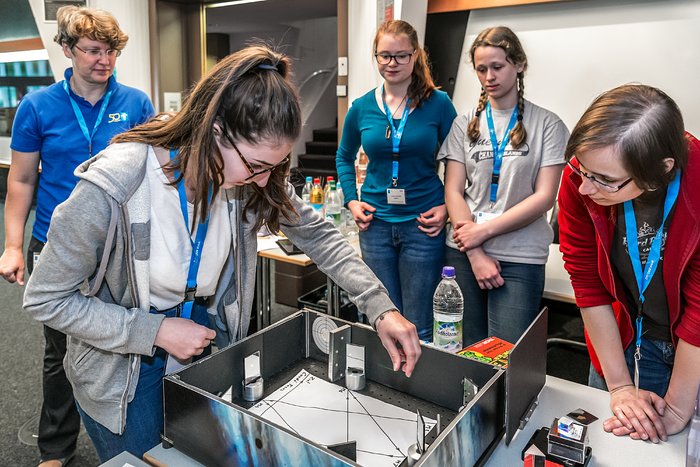 Playing with light at the 2018 Girls' Day at ESO