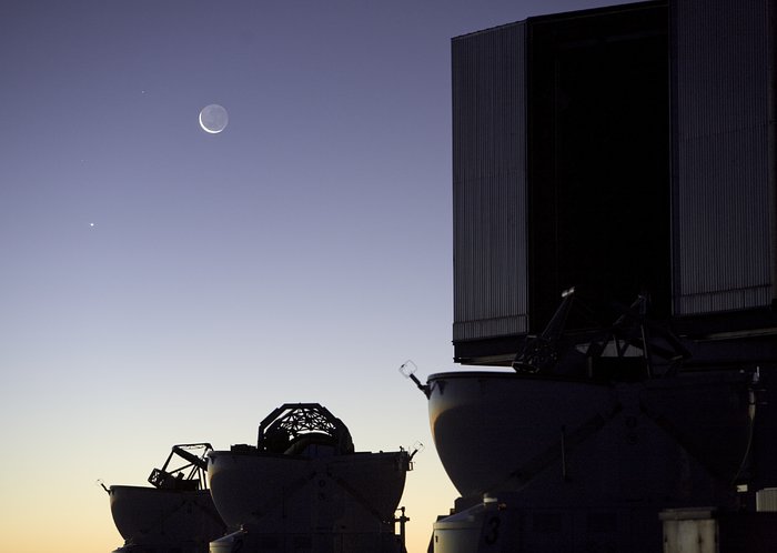 Księżyc i Wenus widziane z Obserwatorium ESO Paranal