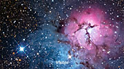 Zooma in mot Trifidnebulosan och två cepheidvariabler bortom den