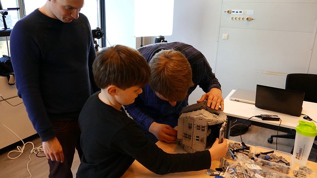 Een LEGO® Unit Telescope wordt afgesteld