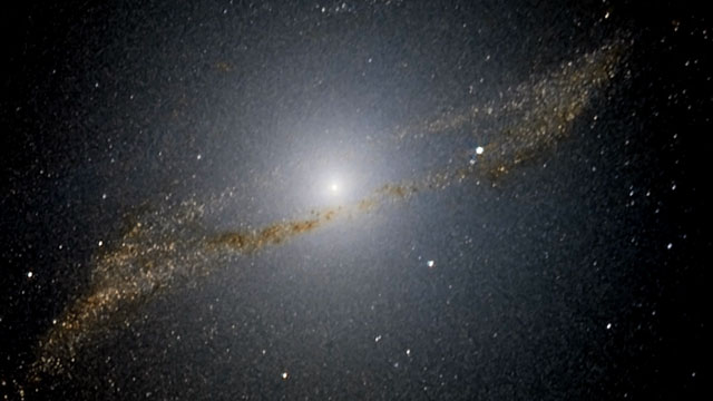 Vistas en lo visible e infrarrojo de la galaxia caníbal gigante Centaurus A