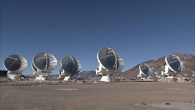 Paneo sobre el conjunto de antenas de ALMA en Chajnantor moviéndose al unísono