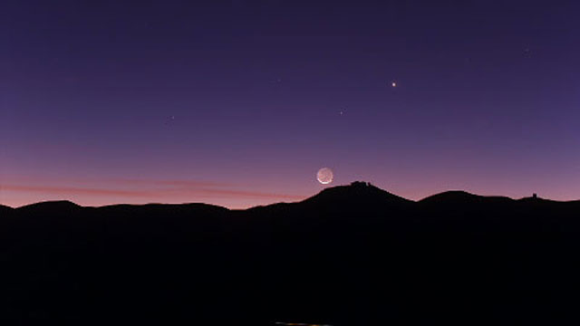 La Luna creciente poniéndose sobre el Observatorio Paranal de ESO