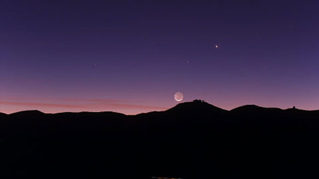 O pôr do crescente lunar sobre o Observatório do Paranal do ESO