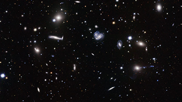 Zoom na direção do enxame de galáxias de Hércules