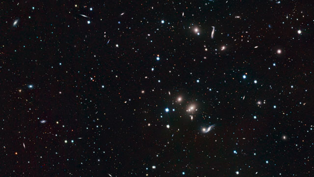 Panorering över galaxhopen i Herkules