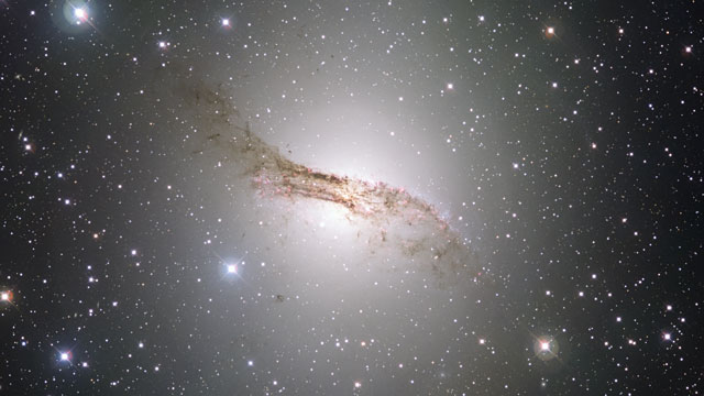 Inzoomning på den underliga galaxen Centaurus A