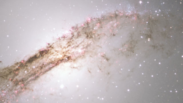 Panorámica sobre una visión de amplio campo en la extraña galaxia Centaurus A