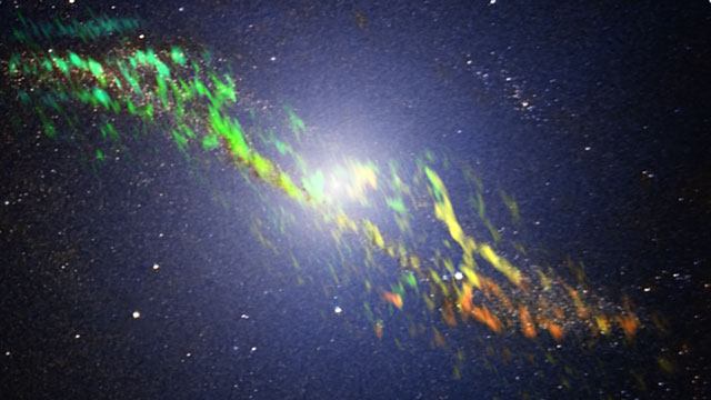 Powiększenie na galaktykę Centaurus A, widzianą przez ALMA