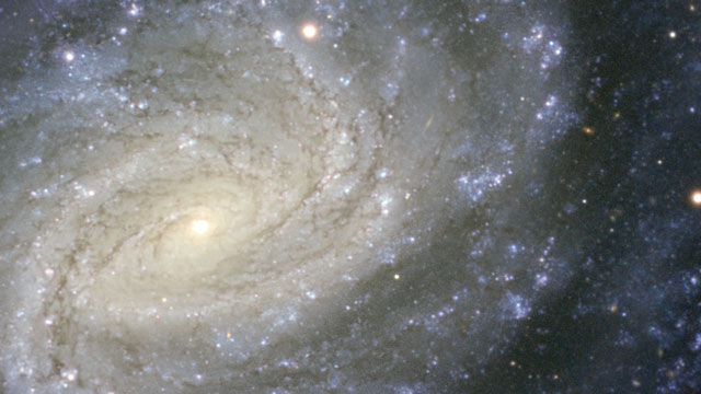 Panorera over en ny bild av spiralgalaxen NGC 1187